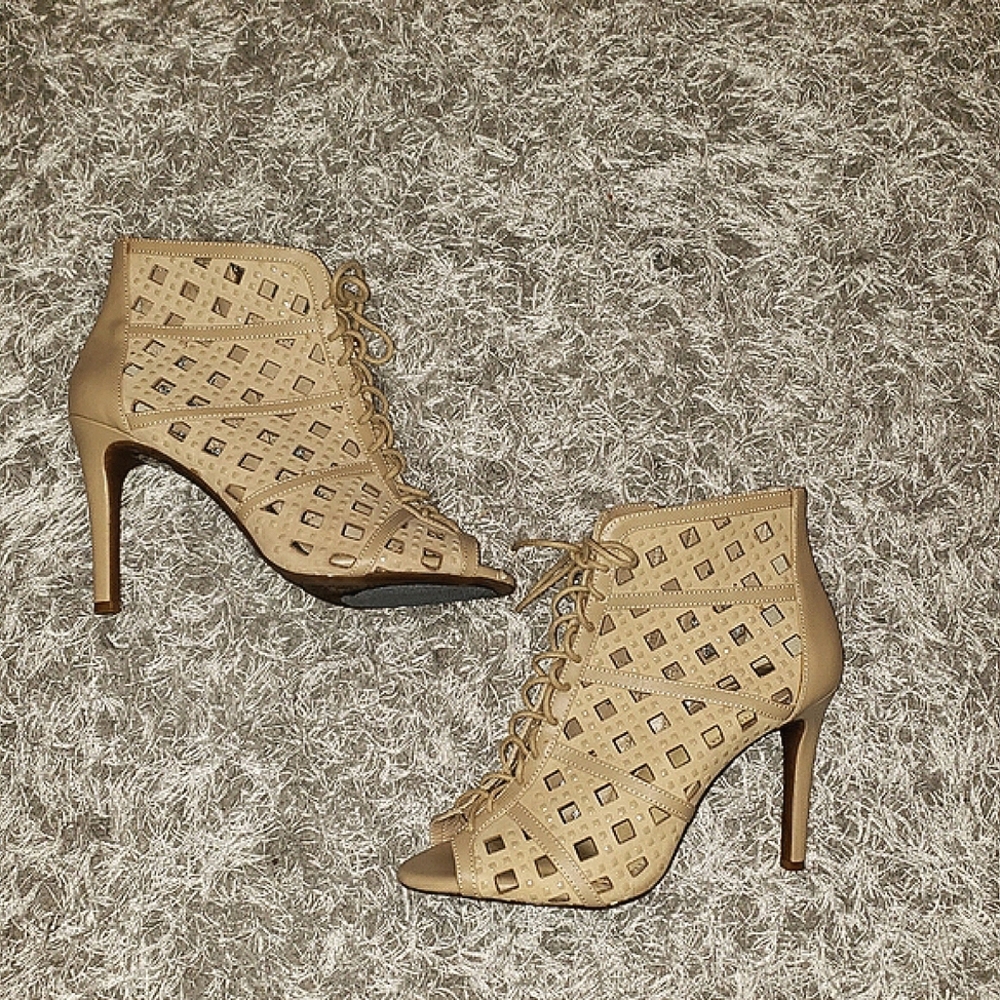 Gianni Bini Tan Heels, Size 8.